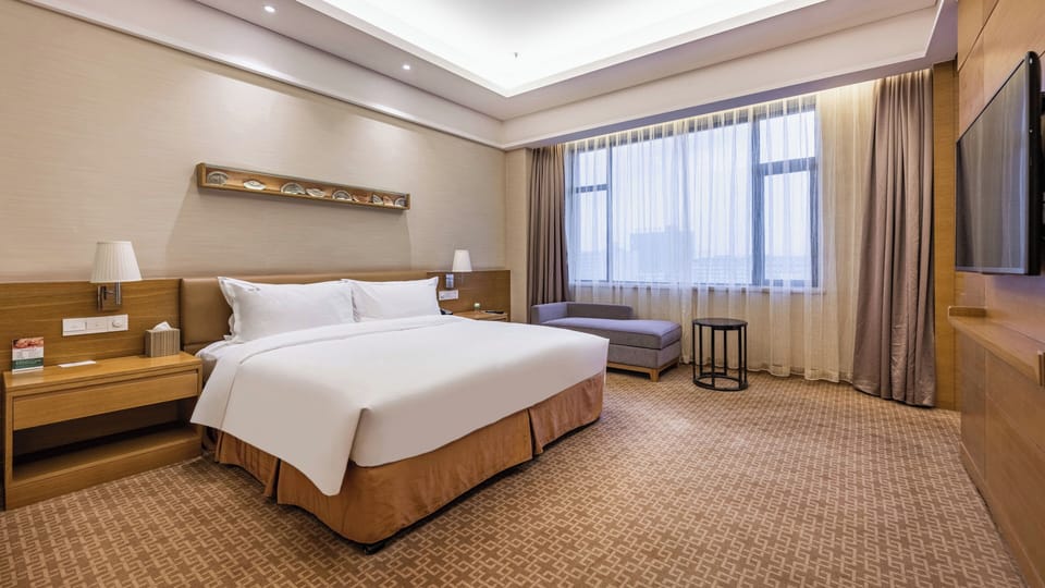Suite (Low Floor) | In-room safe, desk, blackout drapes, iron/ironing board