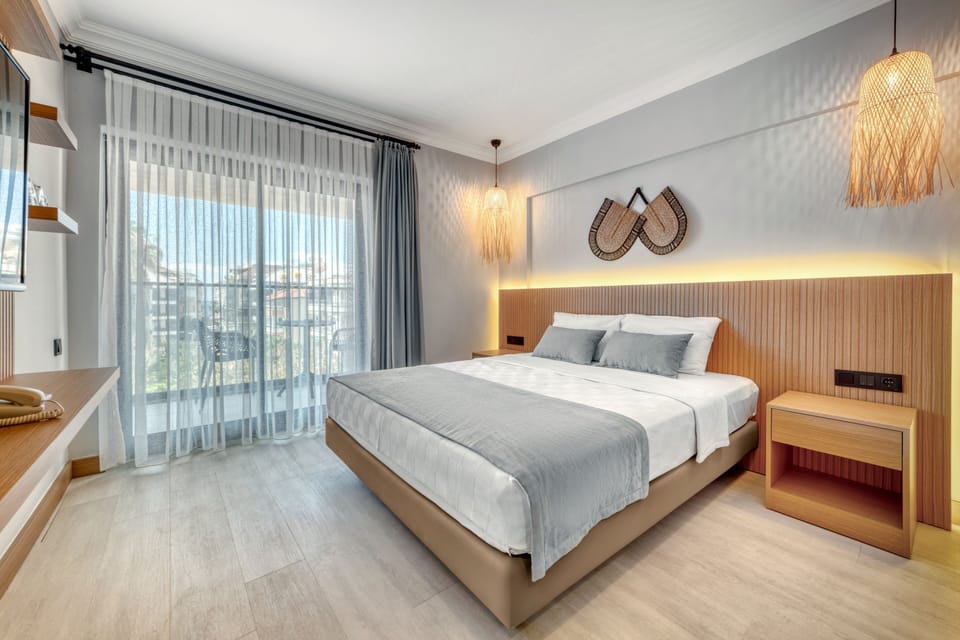 Egyptian cotton sheets, premium bedding, minibar, desk