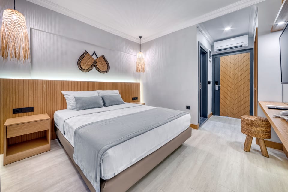Egyptian cotton sheets, premium bedding, minibar, desk