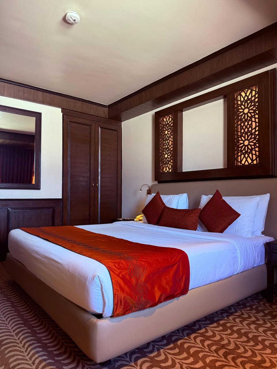 Junior Suite, 1 King Bed | In-room safe, desk, blackout drapes, iron/ironing board