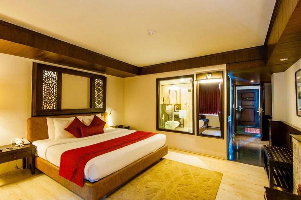 Deluxe Room | In-room safe, desk, blackout drapes, iron/ironing board