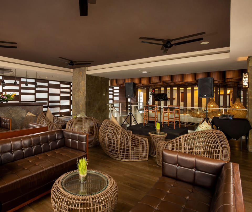 2 bars/lounges, poolside bar