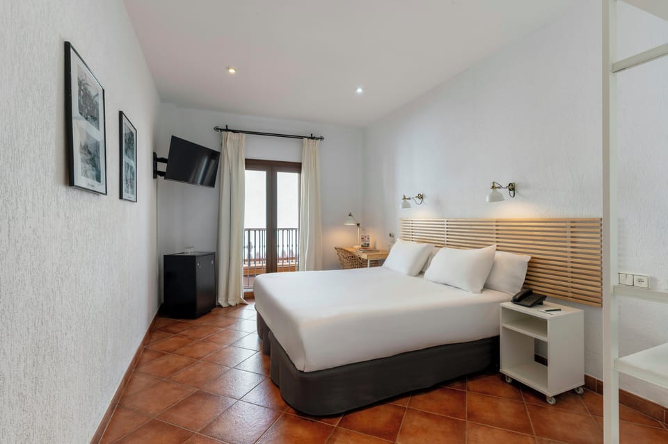 Classic Double or Twin Room | Minibar, in-room safe, desk, soundproofing