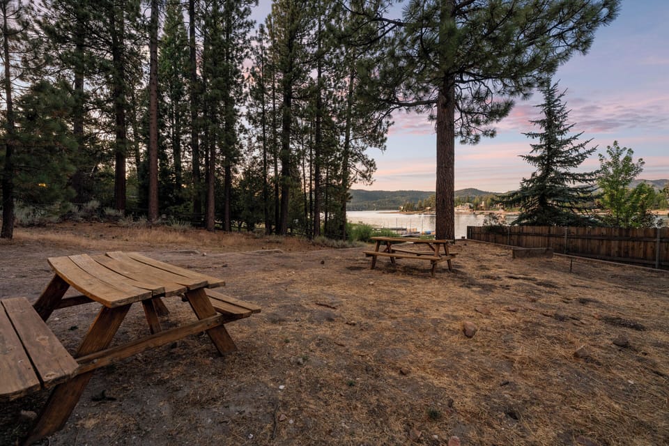 Backyard with direct lake access - Backyard with direct lake access