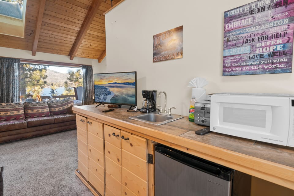 Kitchenette - Private lakefront Suite Located above the garage with King Bed, Full Bath and small Kitchenette