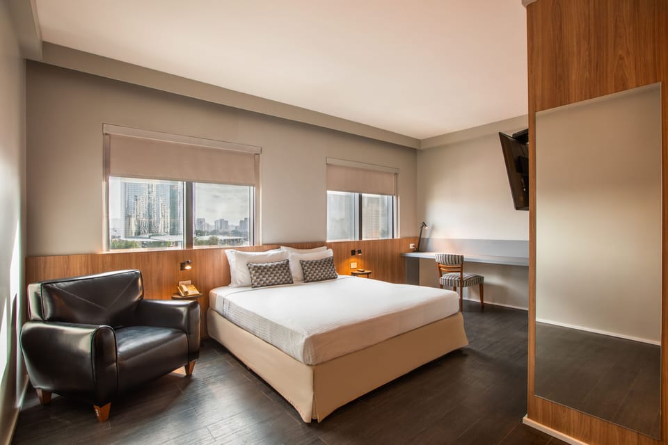 Standard Room, 1 Queen Bed | Minibar, in-room safe, desk, laptop workspace