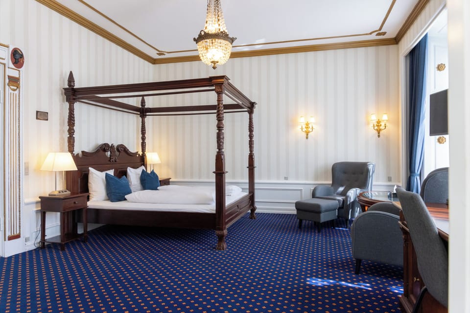 Junior Room, 1 Double Bed | Hypo-allergenic bedding available, desk, WiFi (free), bed sheets