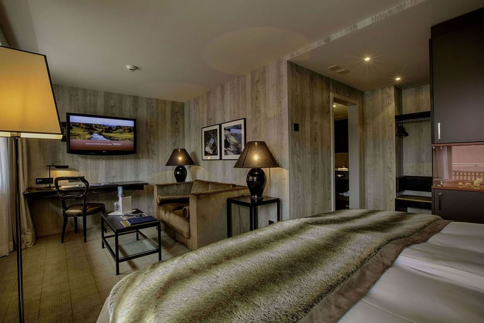 Grand Double Room | Minibar, in-room safe, desk, blackout drapes