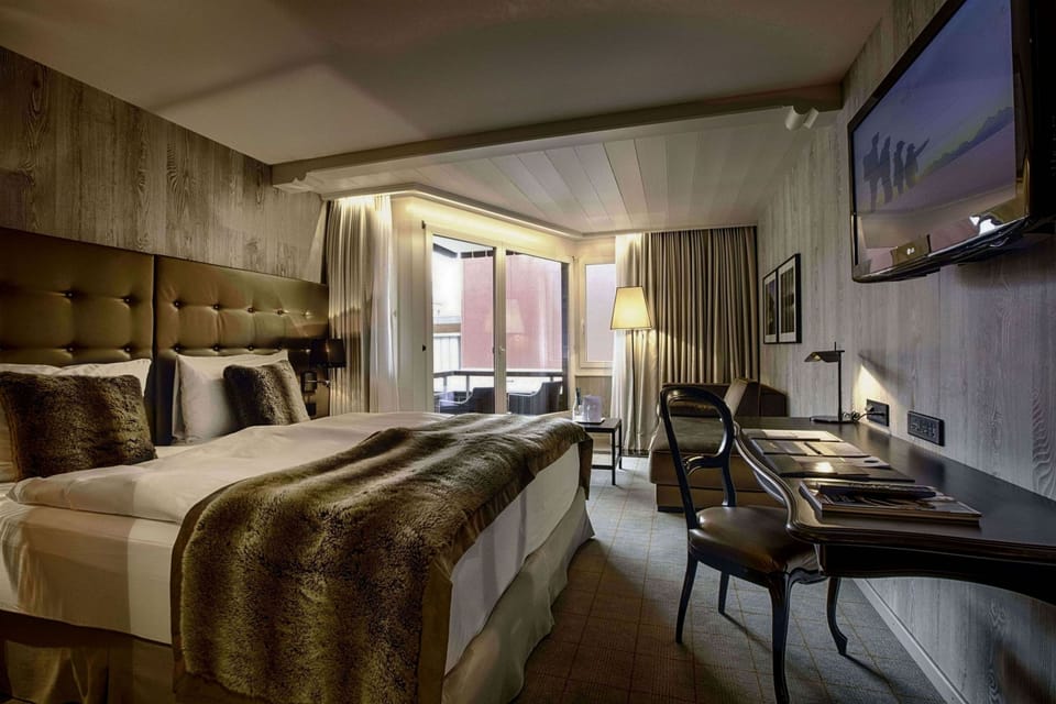 Grand Double Room | Minibar, in-room safe, desk, blackout drapes