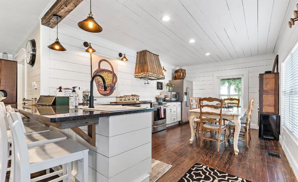 Front Kitchen/Dining Area