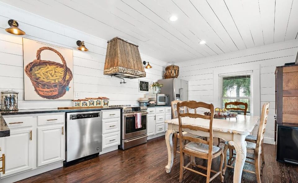 Front Kitchen/Dining Area