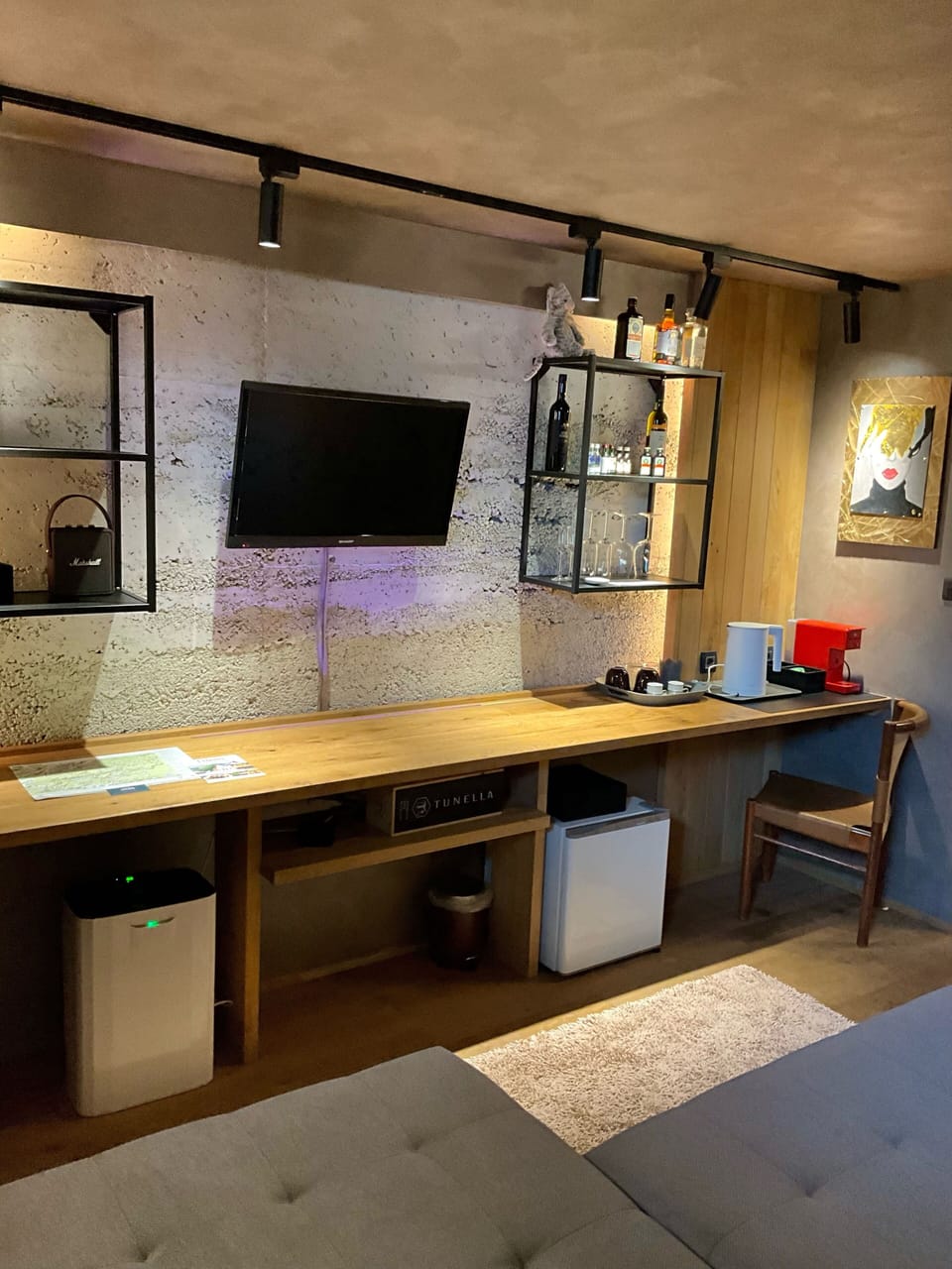 Design Room | Hypo-allergenic bedding, blackout drapes, iron/ironing board, free WiFi