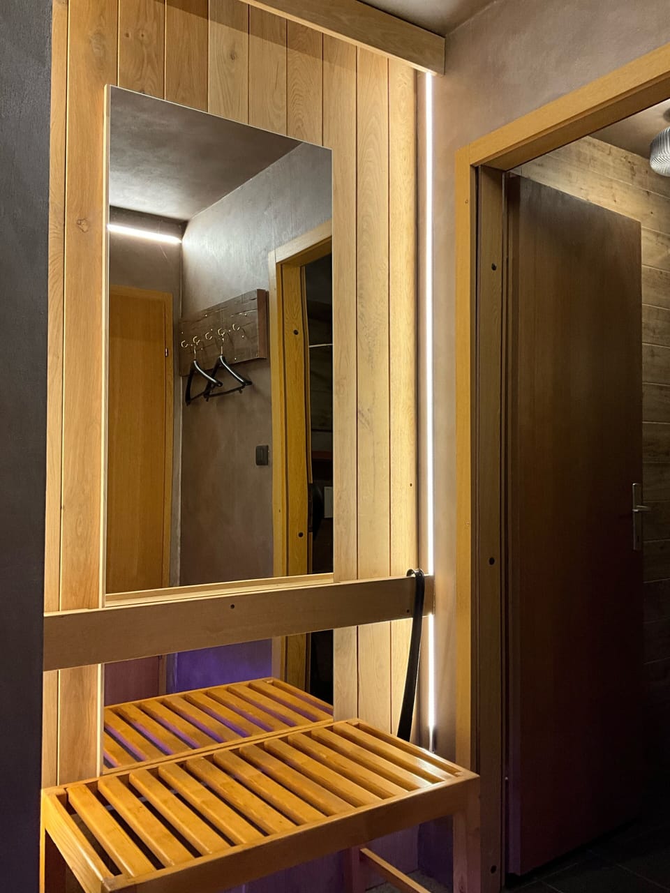 Design Room | Hypo-allergenic bedding, blackout drapes, iron/ironing board, free WiFi