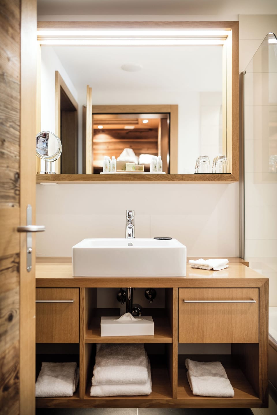Style Double room with Matterhorn view | Bathroom | Combined shower/tub, free toiletries, hair dryer, bathrobes