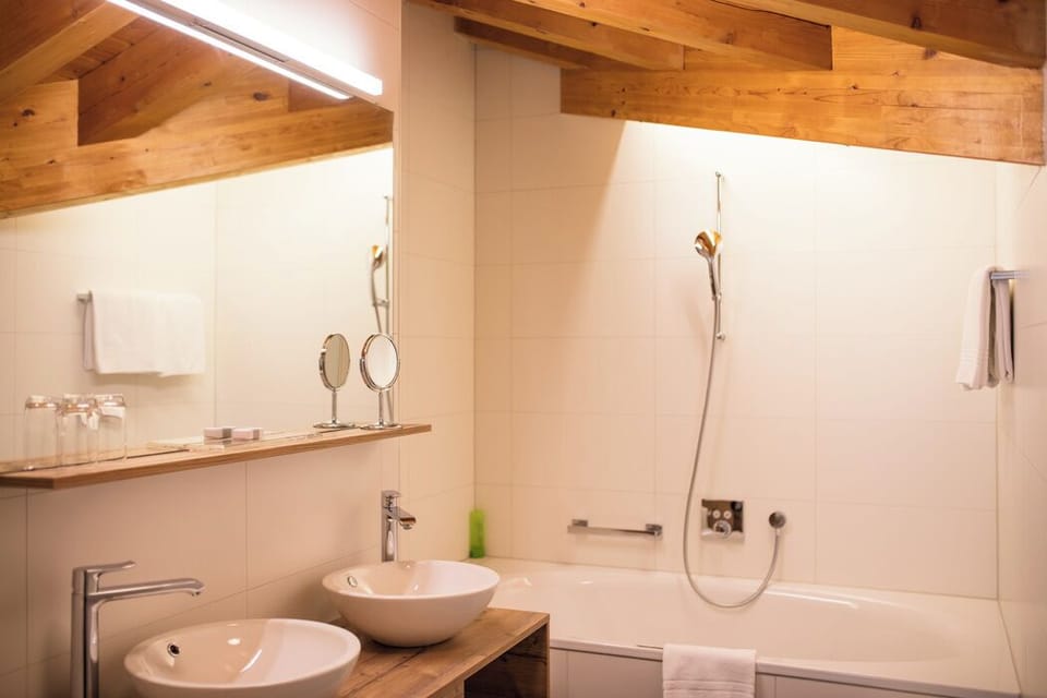 Suite | Bathroom | Combined shower/tub, free toiletries, hair dryer, bathrobes