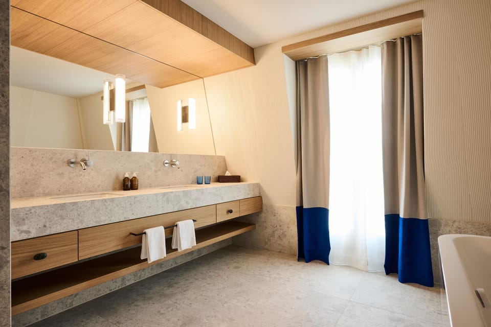Suite | Bathroom | Free toiletries, hair dryer, towels