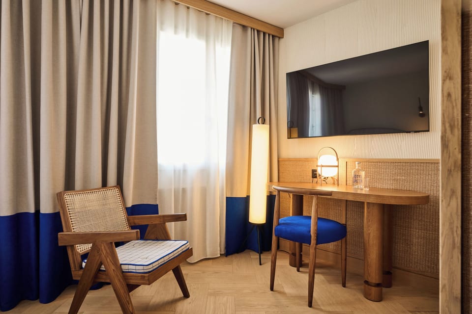 Standard Single Room | Living area | Flat-screen TV