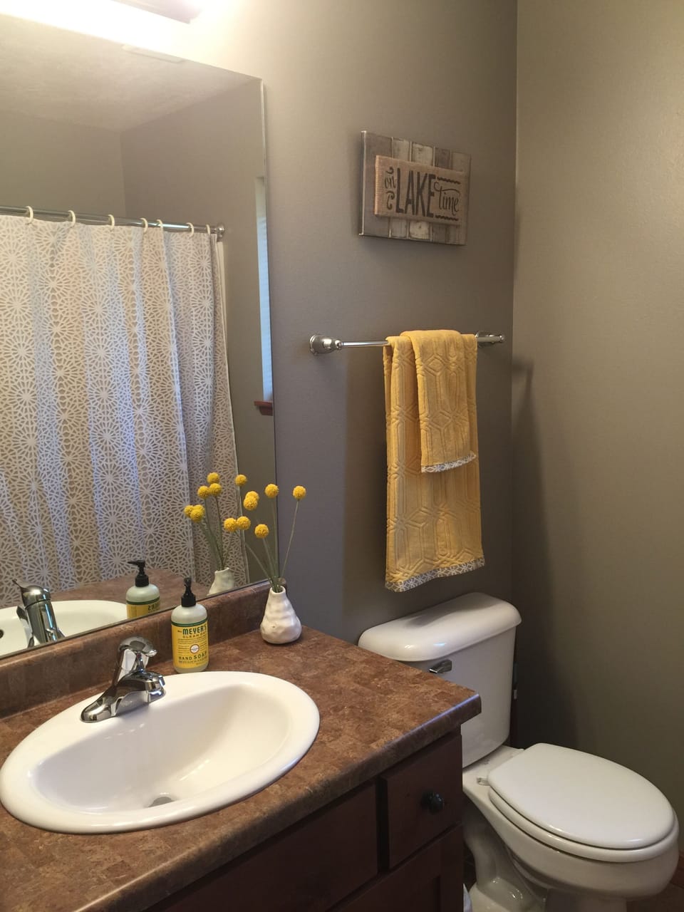Main floor bathroom w/ tub and shower.