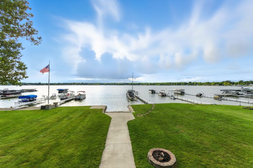 Lush Lawn: Manicured green space leading straight to the shoreline.