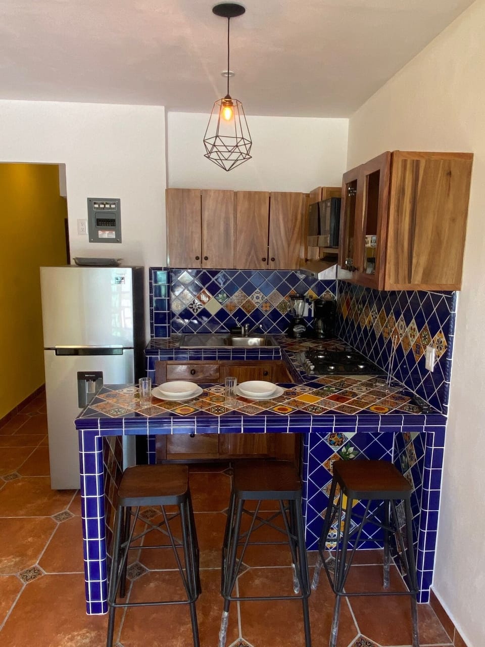 *Breakfast Bar and Kitchenette