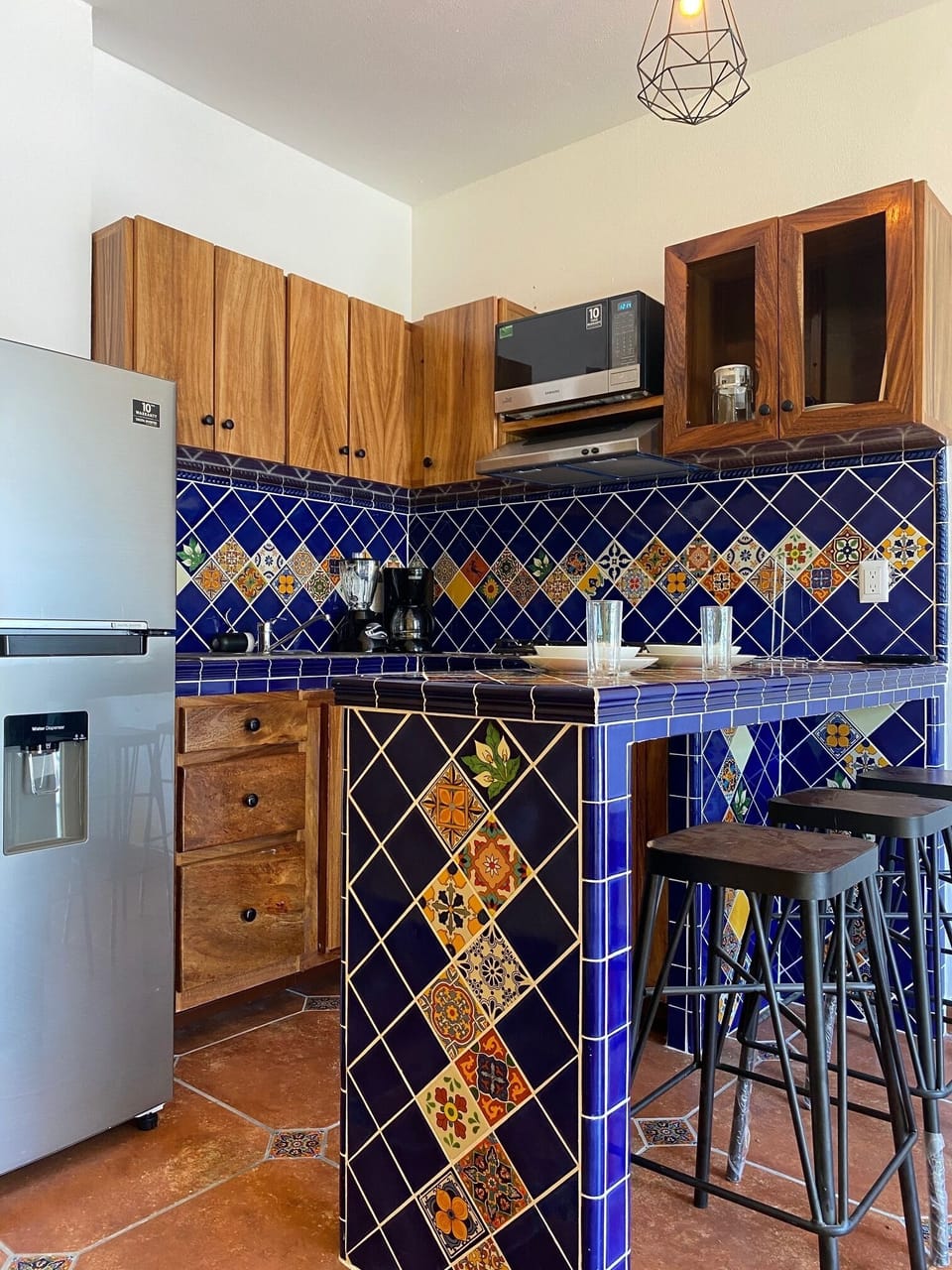 Breakfast Bar with stools for 3 guests 
