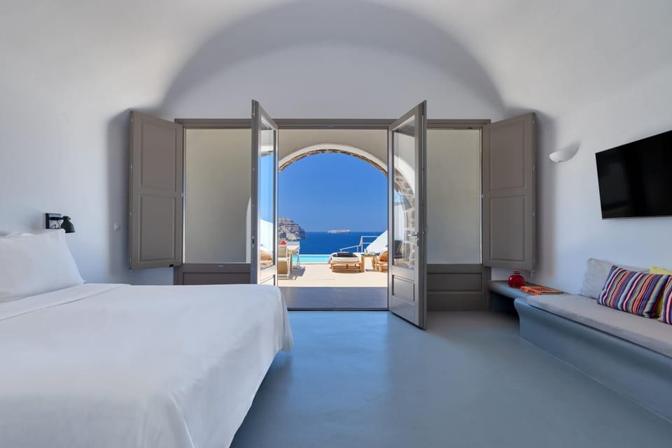 Cave Suite Infinity Pool Caldera View | Premium bedding, down comforters, Select Comfort beds, minibar