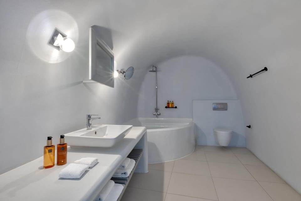 Suite with Private Pool (Infinity) | Bathroom | Designer toiletries, hair dryer, bathrobes, slippers