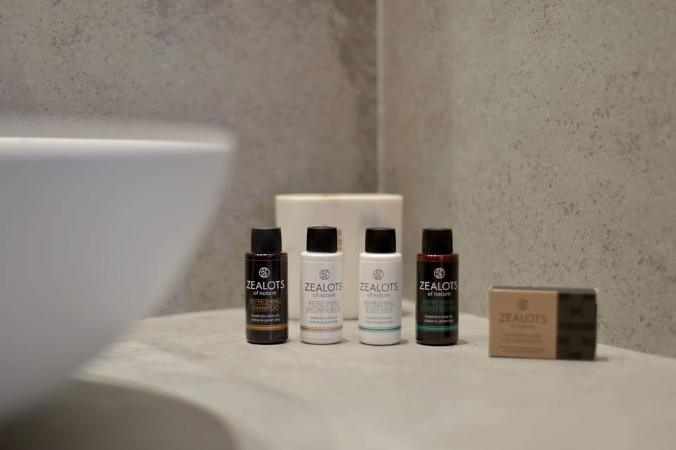Standard Room | Bathroom | Shower, free toiletries, hair dryer, towels