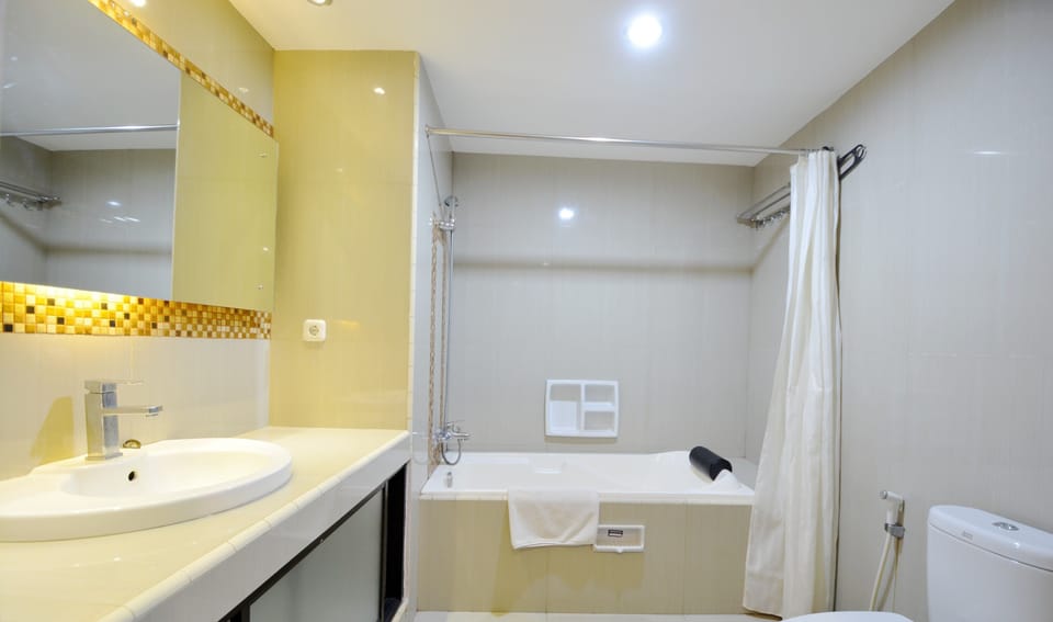Combined shower/tub, free toiletries, bidet, towels