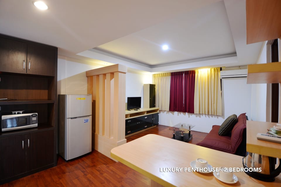 Premium bedding, in-room safe, desk, free WiFi