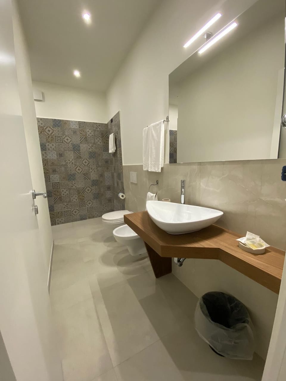 Shower, rainfall showerhead, free toiletries, hair dryer