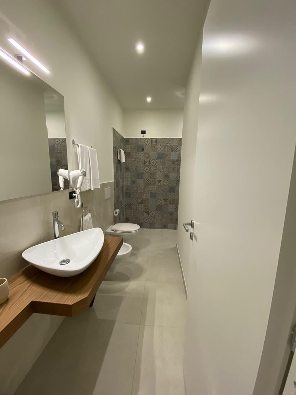 Shower, rainfall showerhead, free toiletries, hair dryer