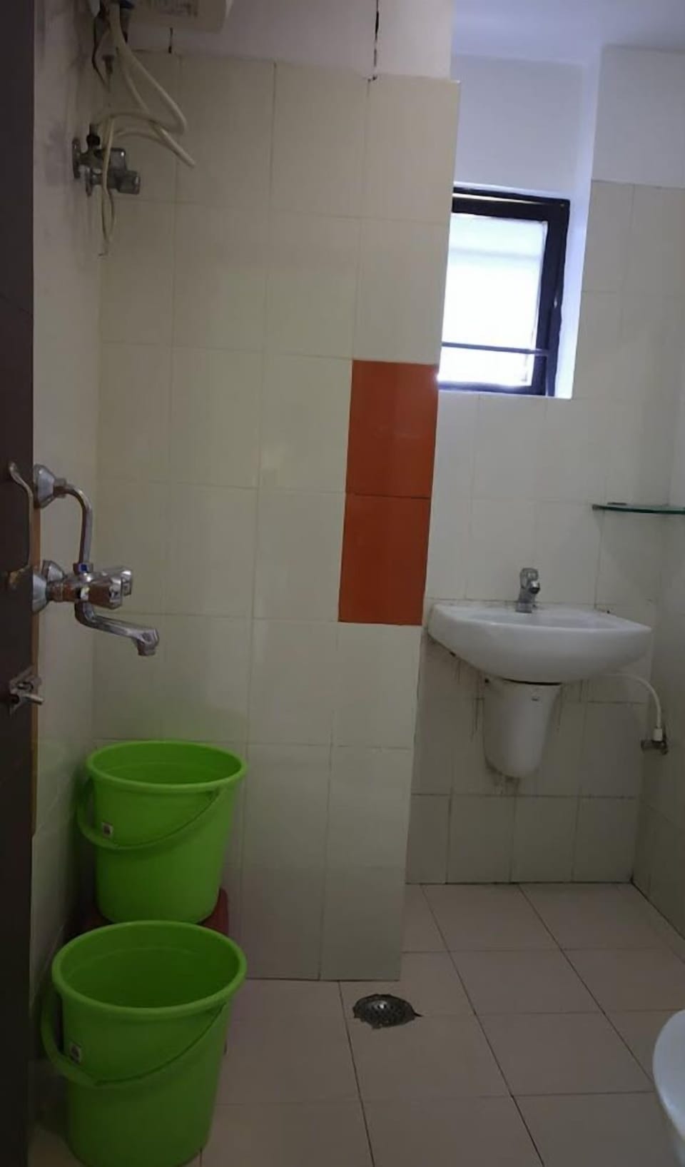 Shower, free toiletries, towels