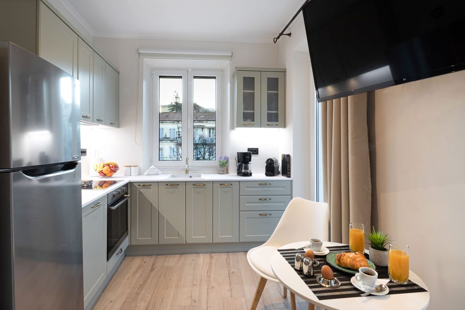 Studio Suite | Private kitchen | Full-size fridge, oven, stovetop, espresso maker