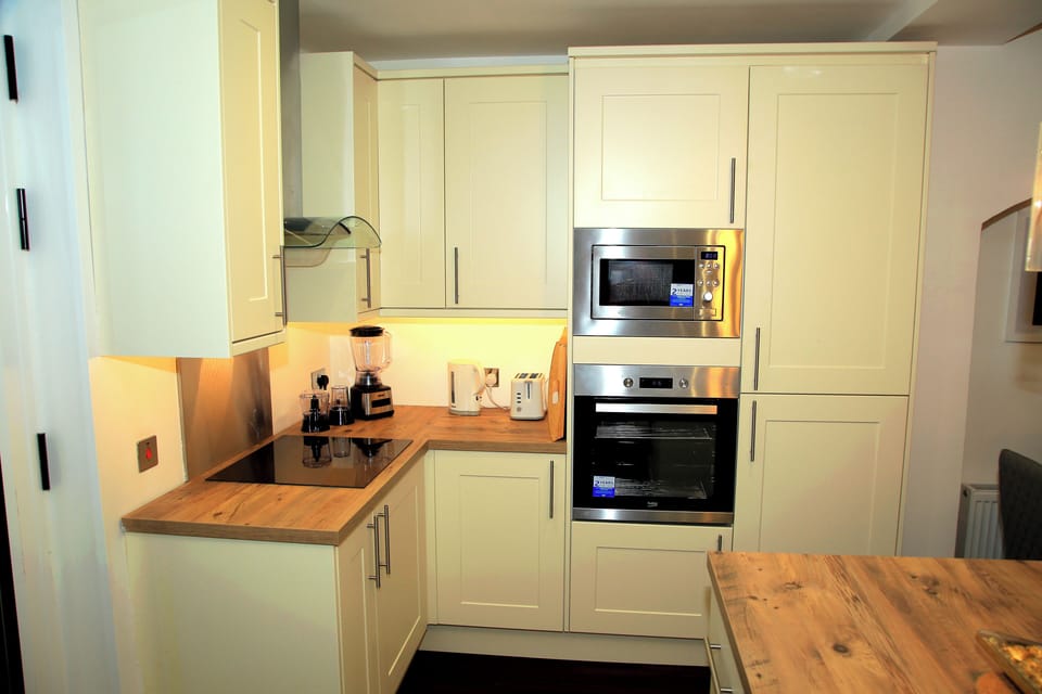 House, 2 Bedrooms, Patio | Private kitchen | Fridge, microwave, dishwasher, electric kettle