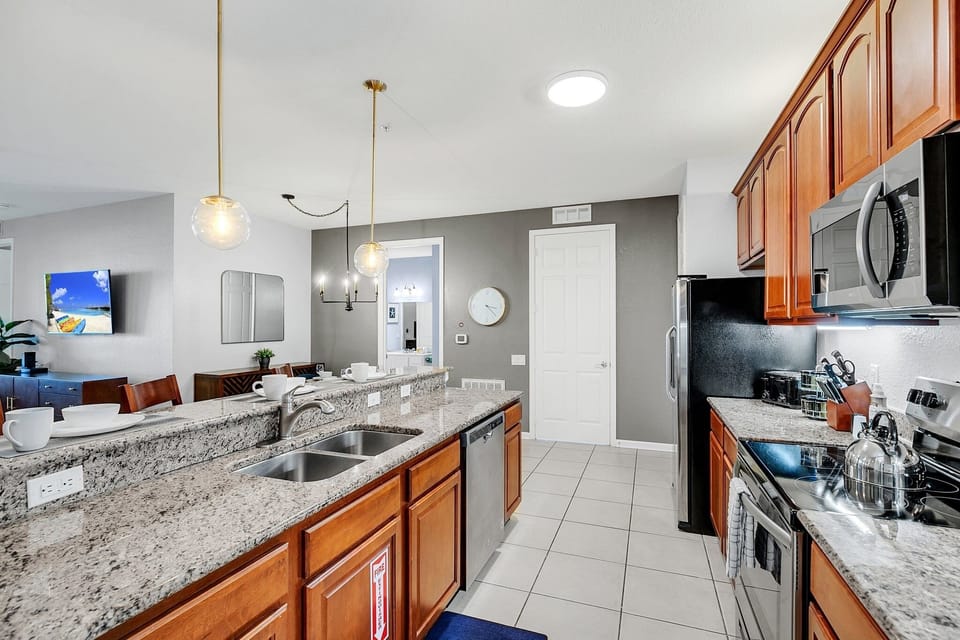 Condo, 3 Bedrooms | Private kitchen | Fridge, oven, coffee/tea maker, toaster