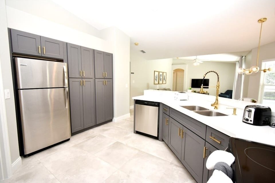 House, 5 Bedrooms | Private kitchen | Dishwasher, paper towels