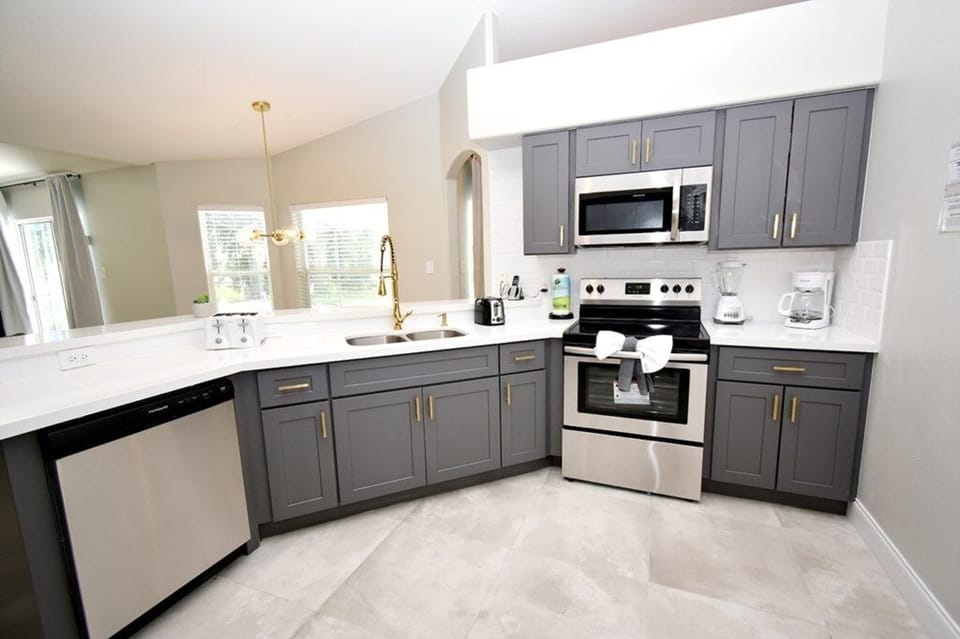 House, 5 Bedrooms | Private kitchen | Dishwasher, paper towels