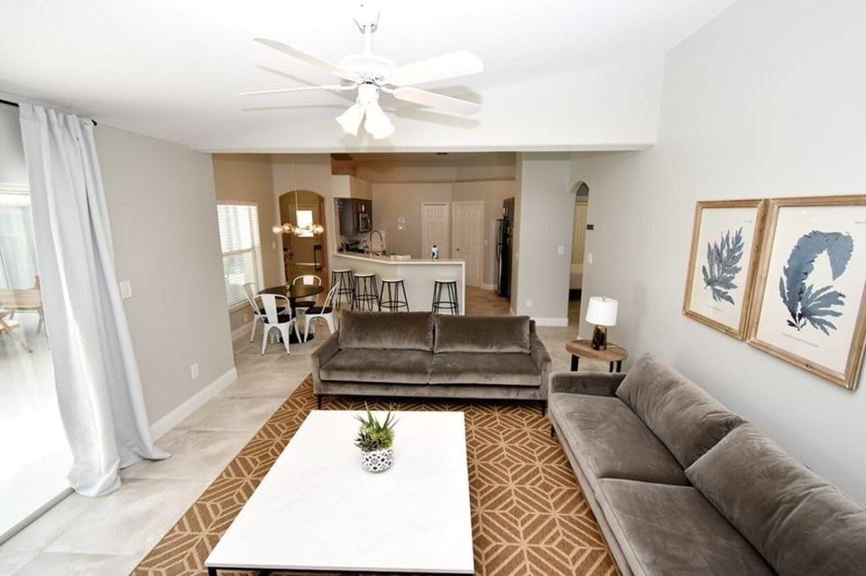 House, 5 Bedrooms | Living room | Flat-screen TV