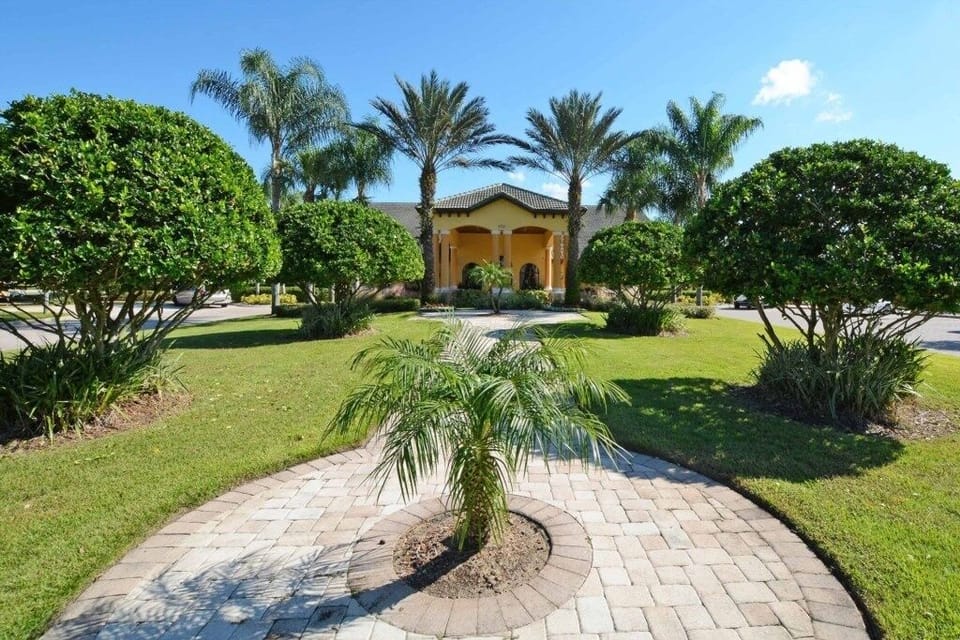 House, 6 Bedrooms | Property grounds