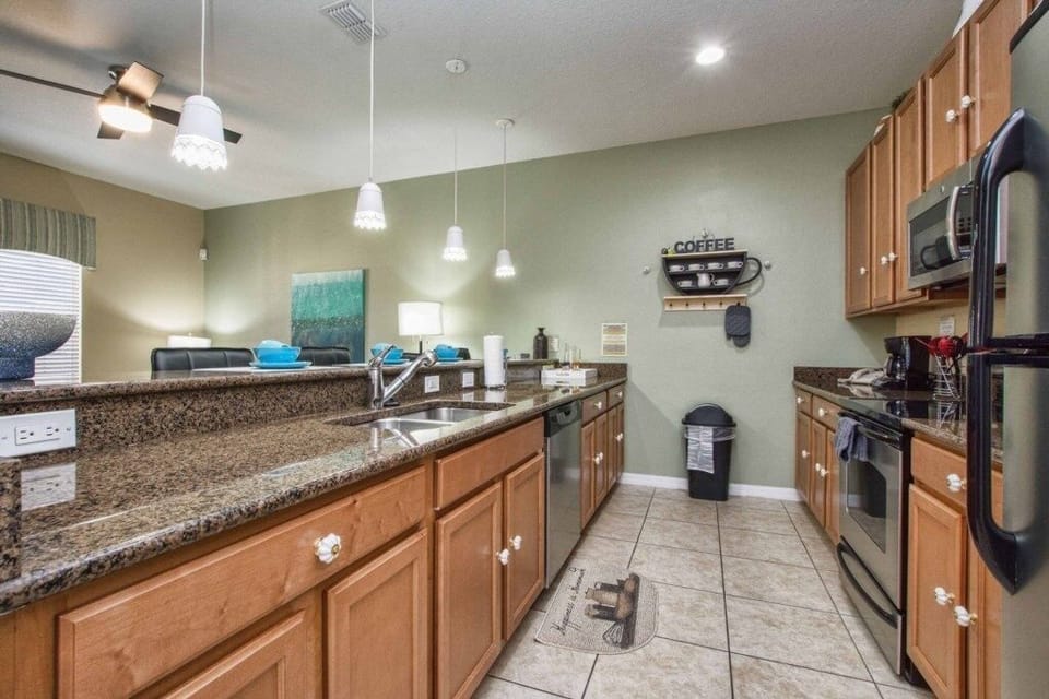 Townhome, 4 Bedrooms | Private kitchen | Dishwasher, paper towels