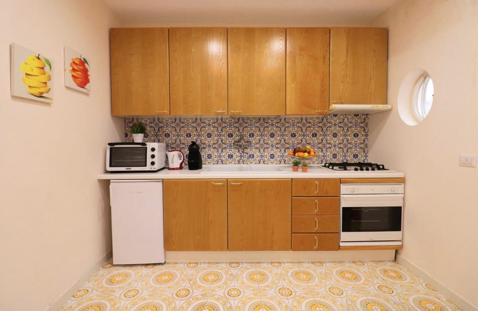 City Apartment, 1 Bedroom | Private kitchen | Full-size fridge, microwave, oven, stovetop