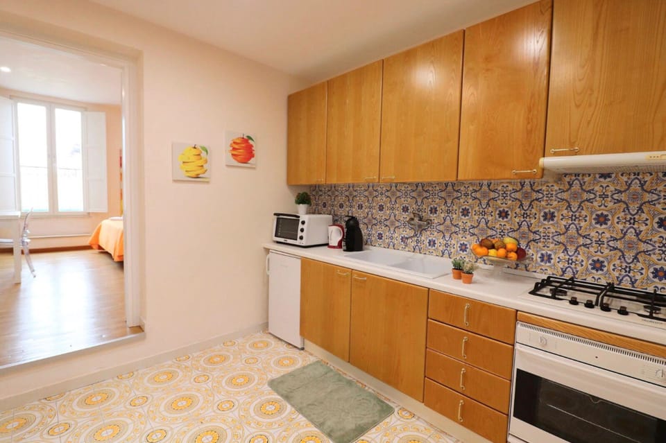 City Apartment, 1 Bedroom | Private kitchen | Full-size fridge, microwave, oven, stovetop