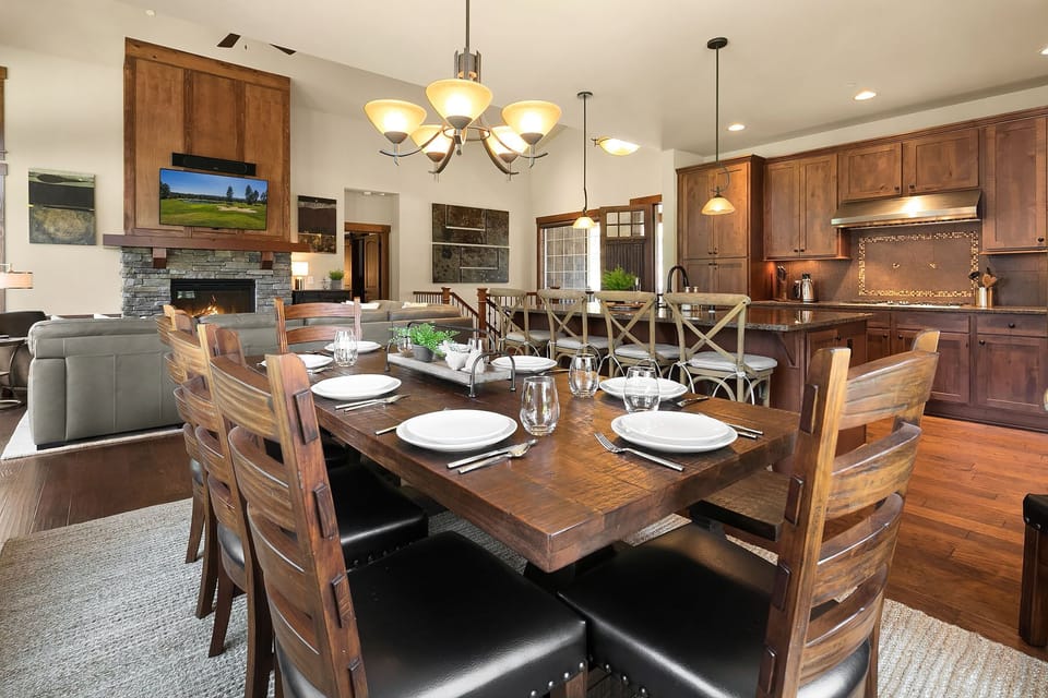 Bootjack Inn - Large open concept great room. Ideal for entertaining.