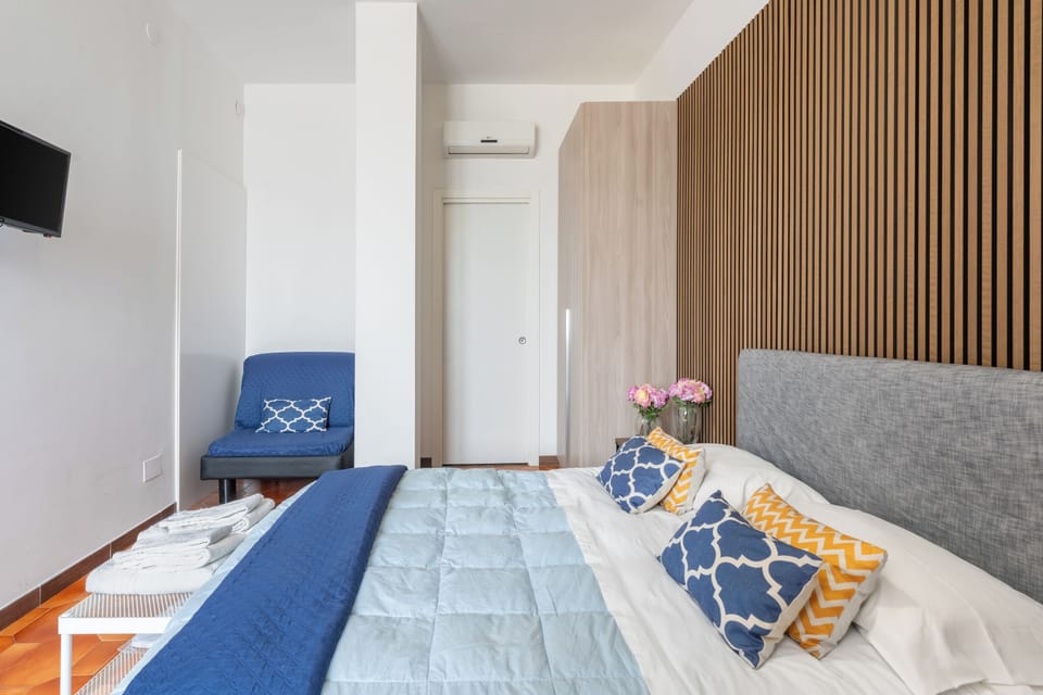 Classic Room | Minibar, WiFi (free), bed sheets
