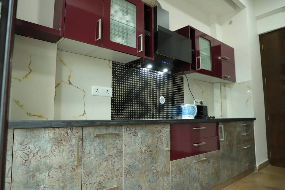 Apartment, 3 Bedrooms, Balcony, Mountain View | Interior