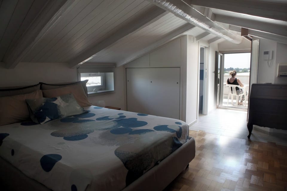 2 bedrooms, travel crib