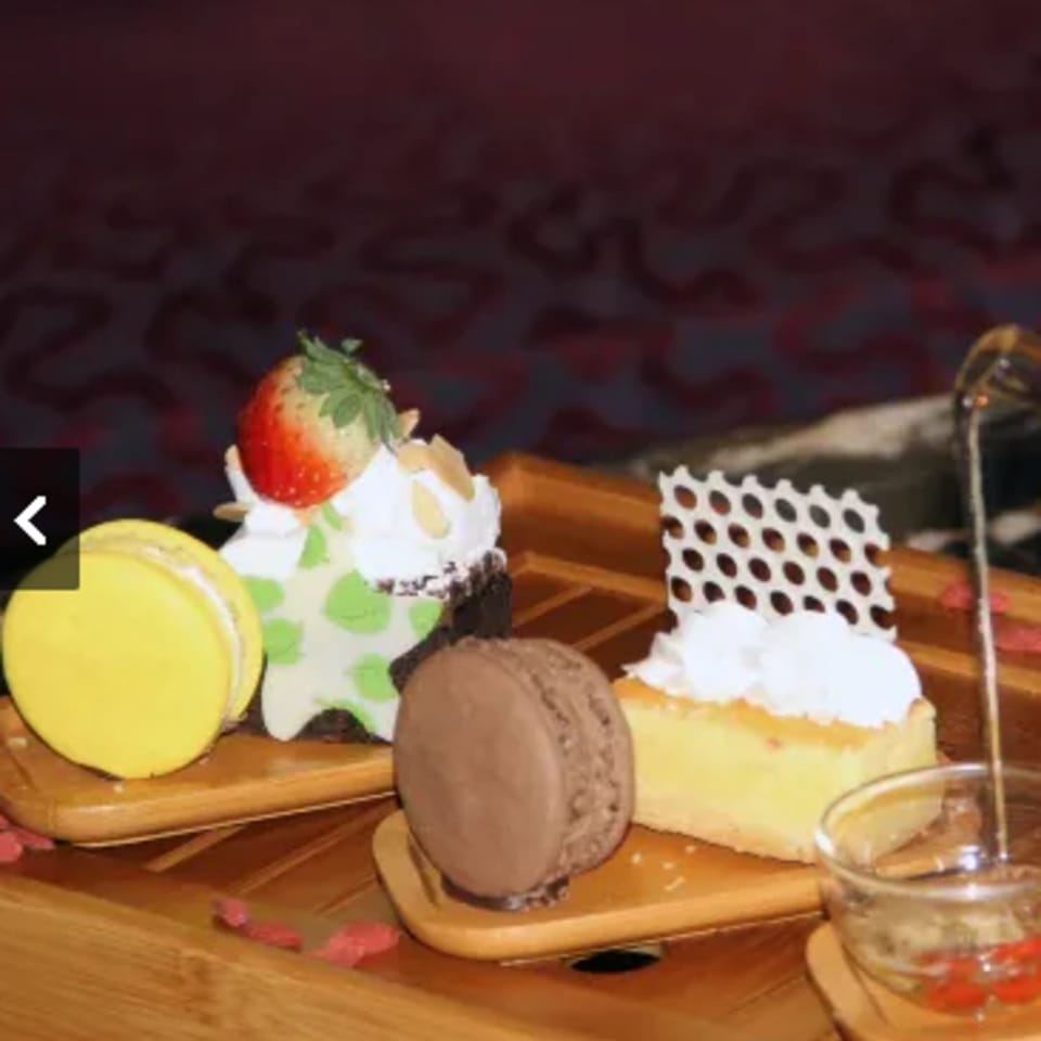 Daily buffet breakfast (CNY 98 per person)