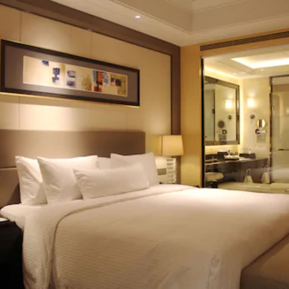 Deluxe King Room | Premium bedding, down comforters, minibar, in-room safe