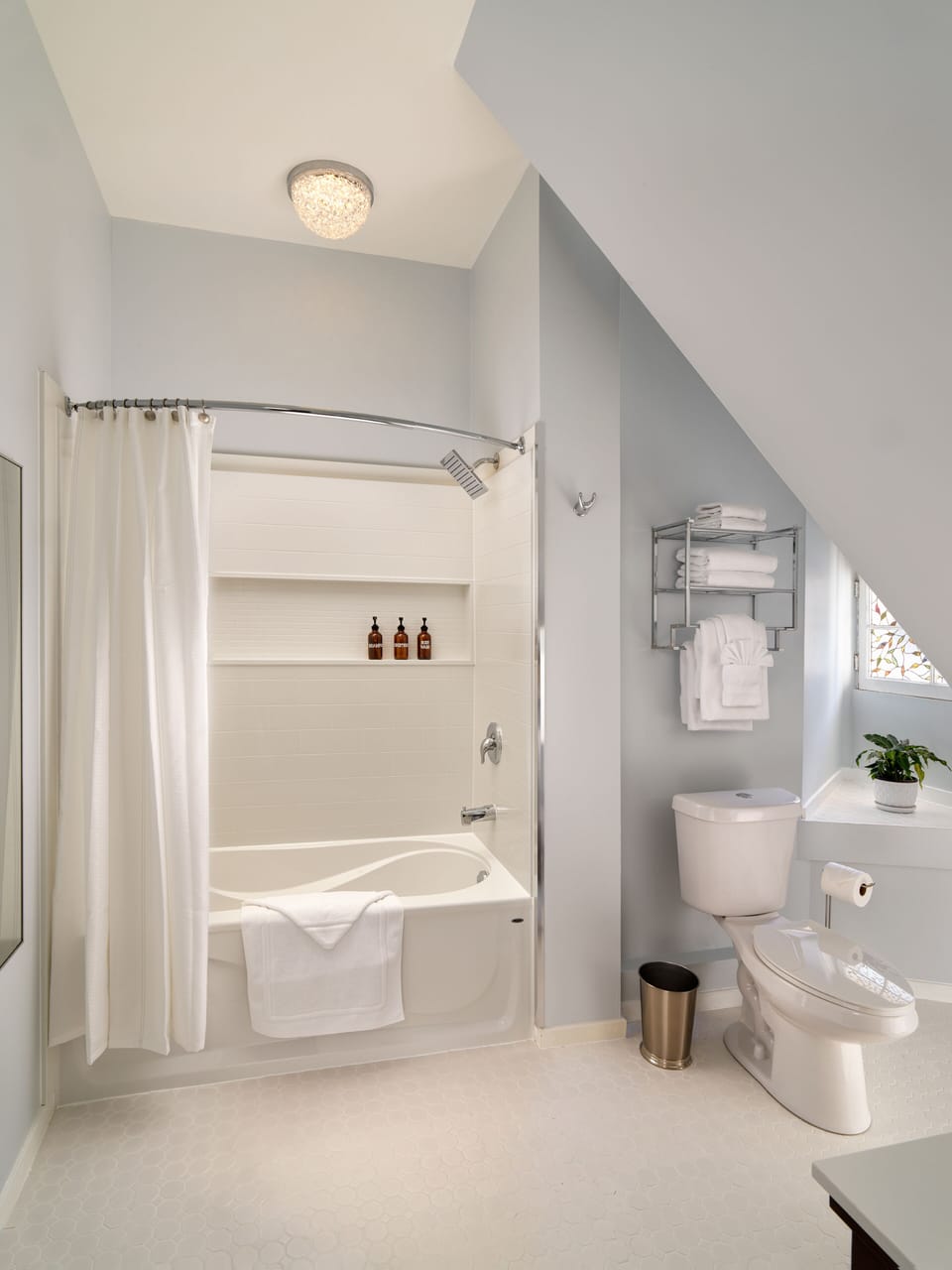 Comfort Double Room | Bathroom | Combined shower/tub, free toiletries, hair dryer, bathrobes